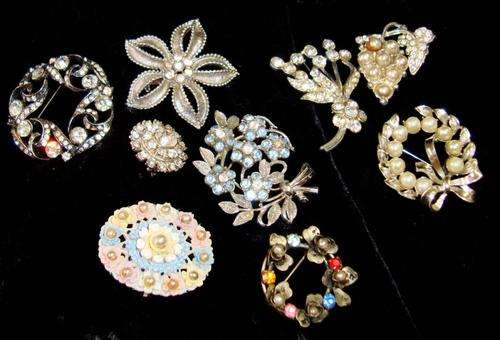VINTAGE LOT OF ASSORTED BROOCHERS